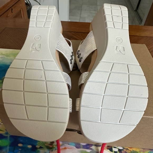 NEW - Revere Tahiti Backstrap Wedge Sandal White & Gold Metallic Shoes - Size 7M - Picture 3 of 6